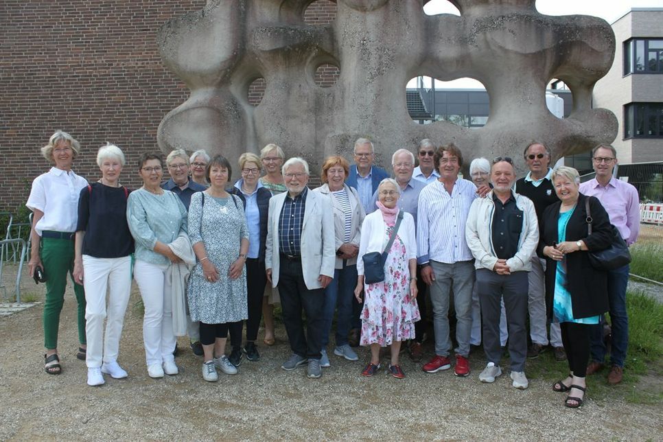 Gruppenfoto vor dem Küstengymnasium.