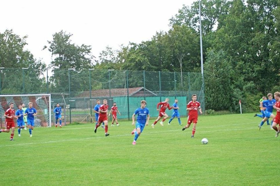 Jakob Tetzlaff auf dem Weg zum gegnerischen Tor, Torschütze zum Lütjenburger 1:0.