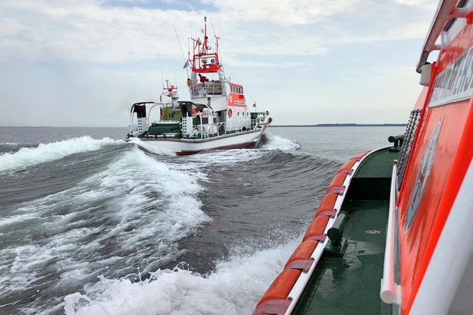 Blick von einem Seenotrettungsboot der DGzRS auf den Seenotrettungskreuzer Hans Hackmack/Station Grömitz im Suchverband in der Neustädter Bucht.