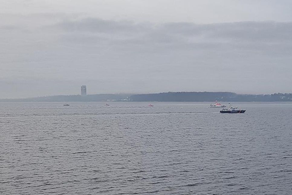Blick auf die in parallelen Streifen suchenden Einheiten vor Timmendorfer Strand und Scharbeutz.