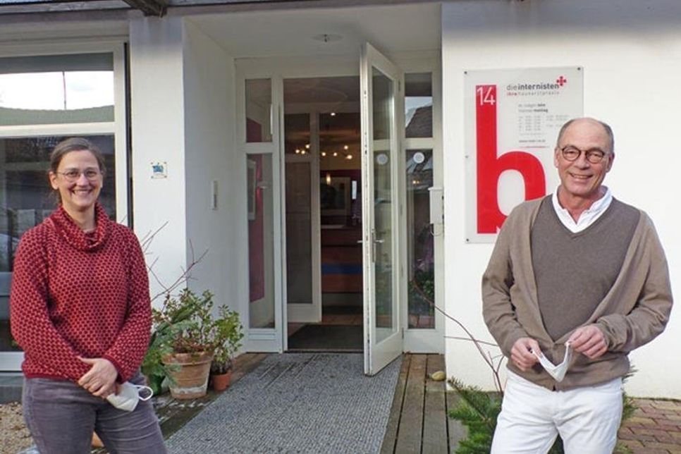 „Wir lassen uns sofort impfen“, sind sich die Eutiner HausärztInnen Anne Schluck und Ludger Iske einig, „sobald wir an der Reihe sind.“