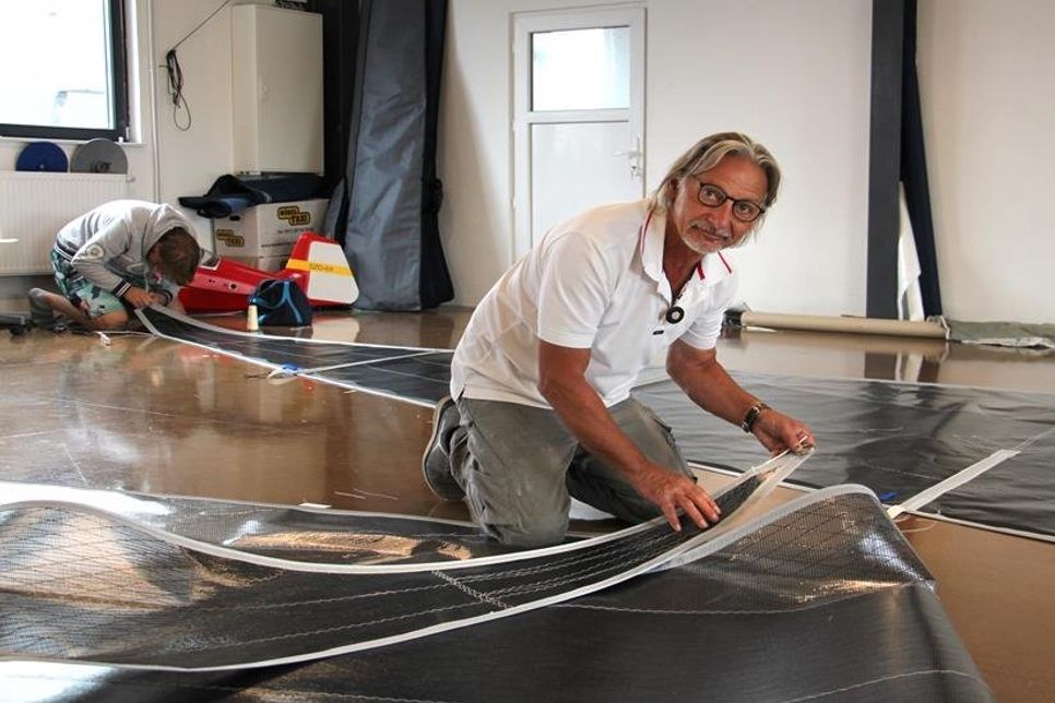 Segelmachermeister Detlef Jensen in seiner Werkstatt beim Anfertigen eines Vorsegels.