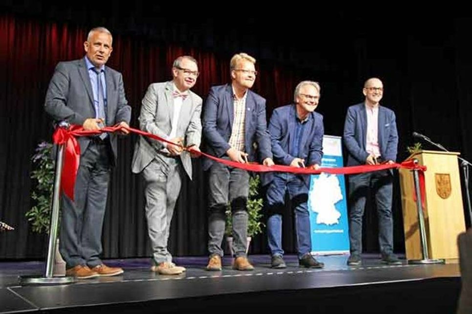 Jörg Saba, André Bigott, Lennart Maaß (Oldenburgs stellvertretender Bürgervorsteher), Jürgen Ruoff und Mirko Franck durchtrennten zur Bühneneröffnung ein rotes Band.