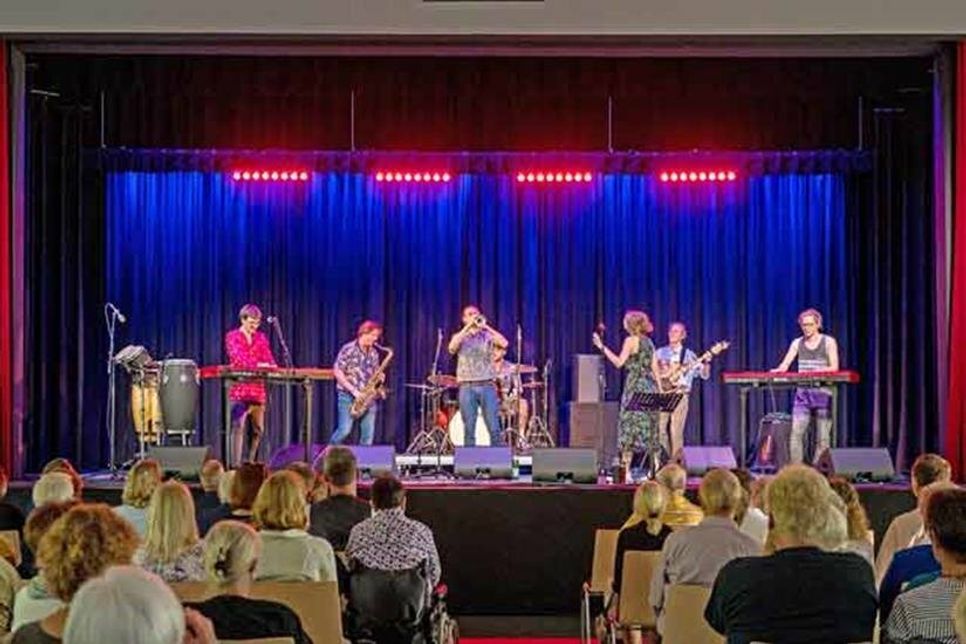 Das Eröffnungskonzert gestaltete die Band „Leo in the Lioncage“ als Benefizkonzert.