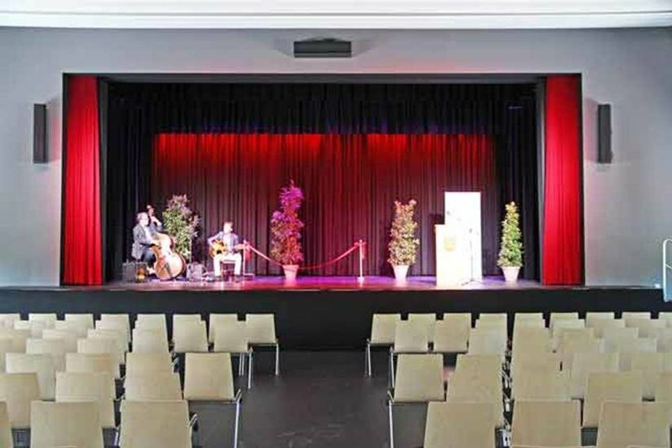 Ein Blick auf die neue Bühne mit den Musikern Florian Galow und Patrick Farrant sowie den Saal.