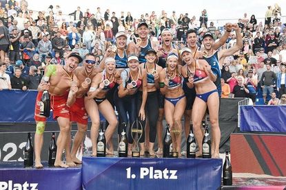 Die sechs besten Beachvolleyball-Spielerinnen und -Spieler Deutschlands nach der Siegerehrung in Timmendorfer Strand.