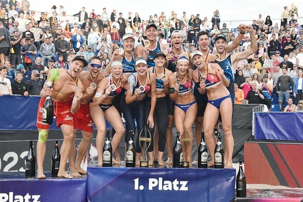 Die sechs besten Beachvolleyball-Spielerinnen und -Spieler Deutschlands nach der Siegerehrung in Timmendorfer Strand.