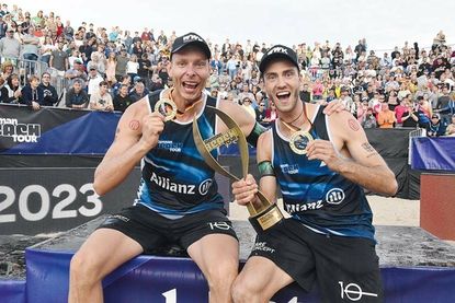Die beiden Deutschen Meister im Beachvolleyball: Nils Ehlers (links) und Clemens Wickler, der mit sechs Titeln der Rekordsieger bei den Meisterschaften ist.