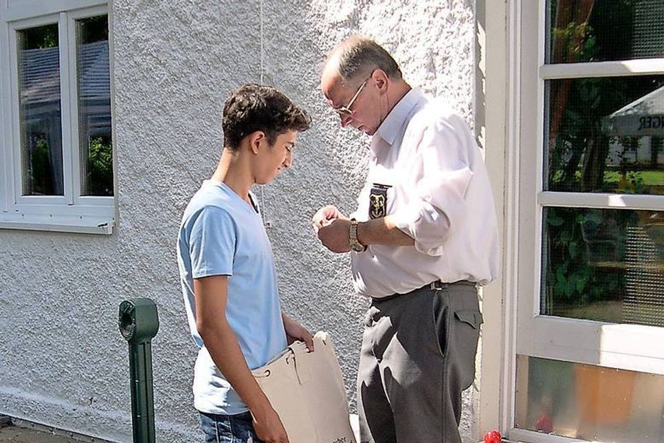 Vorsitzender Michael Weber (re.) überreichte dem 16-jährigen Majd den offiziellen Mitgliedsausweis der Marinekameradschaft.