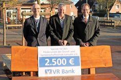 Spendenübergabe durch Dirk Wacker an Rektor Bernd Ziemens und Alexander Hahn (v. re.).