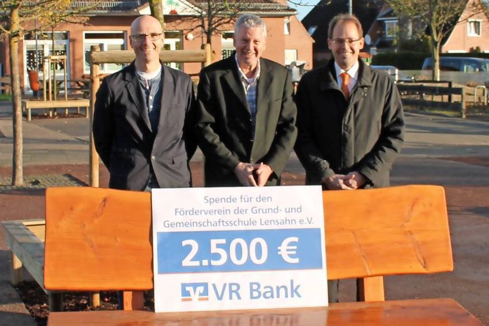 Spendenübergabe durch Dirk Wacker an Rektor Bernd Ziemens und Alexander Hahn (v. re.).