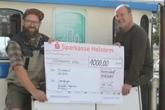 Übergabe des Spendenschecks von Dirk Kolbe (lks.) an Horst Kreft.