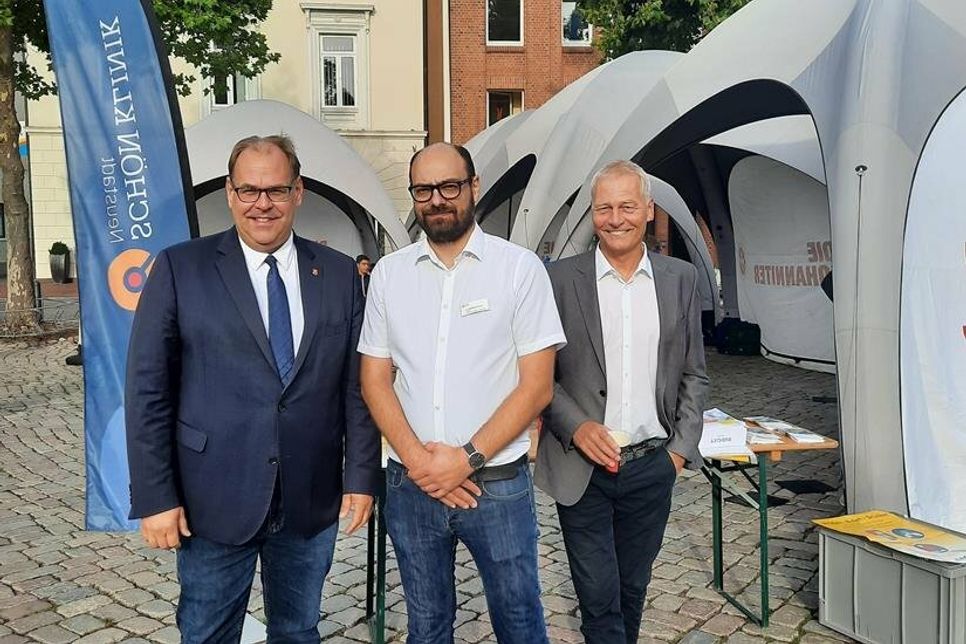 Mirko Spieckermann, Bürgermeister, Dr. Wolfgang Dersch, Chefarzt des Zentrums für Notfall- und Akutmedizin der Schön Klinik Neustadt, Dr. Klaus Schmolling, Klinikgeschäftsführer der Schön Klinik Neustadt (v.lks.).