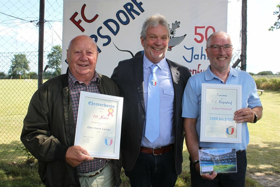 Drei Männer, die den FC Riepsdorf prägen. Eberhard Lange, seit fast 70 Jahren Mitglied und treuer Fan und Schiedsrichter, Manfred Hay, 1. Vorsitzender seit 2018, und Eckard Kohlhof, von 1988 bis 2021 Trainer verschiedener Mannschaften (v. lks.).