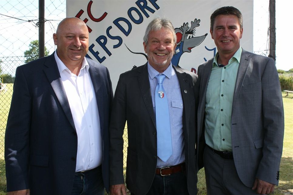 Gratulation an den 1. Vorsitzenden von Amtsvorsteher Michael Robien (re.) und Bürgermeister Hartwig Bendfeldt (lks.).