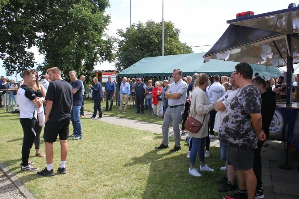 Einen ganzen Tag lang feierte der FC Riepsdorf mit Empfang, Spielen, Turnieren und Musik.