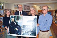Ausstellungseröffnung in der Gemeindebücherei: Melanie Zühlke vom Gemeindearchiv (von links), Rainer Steen als amtierender Bürgermeister, Stephanie Scheel von der Gemeindebücherei und Hartmut Schwarz, ehrenamtlicher Mitarbeiter des Gemeindearchivs. (Foto: René Kleinschmidt)