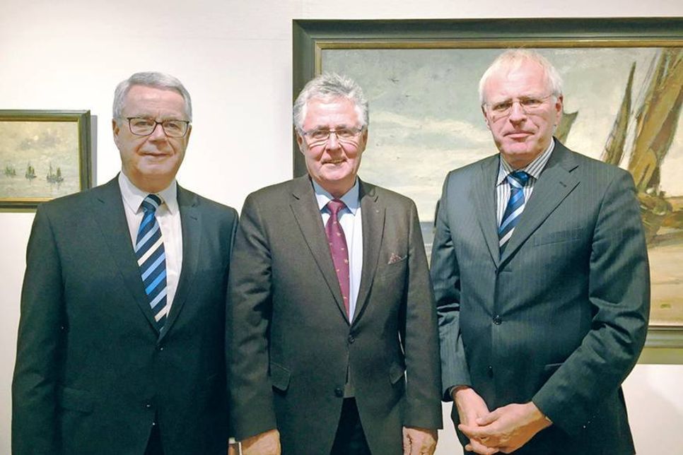 Kreispräsident Ulrich Rüder (links) und Landrat Reinhard Sager mit Preisträger Dr. Kersten Jungk (Mitte) vom Verein für Regionalgeschichte Scharbeutz/Pönitz. (Foto: Kreis Ostholstein)