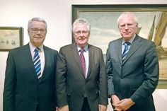 Kreispräsident Ulrich Rüder (links) und Landrat Reinhard Sager mit Preisträger Dr. Kersten Jungk (Mitte) vom Verein für Regionalgeschichte Scharbeutz/Pönitz. (Foto: Kreis Ostholstein)