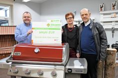 Holger Werner (lks.) übergab den Scheck an Andrea Nüser und Fritz Schramm direkt in der Grillabteilung.
