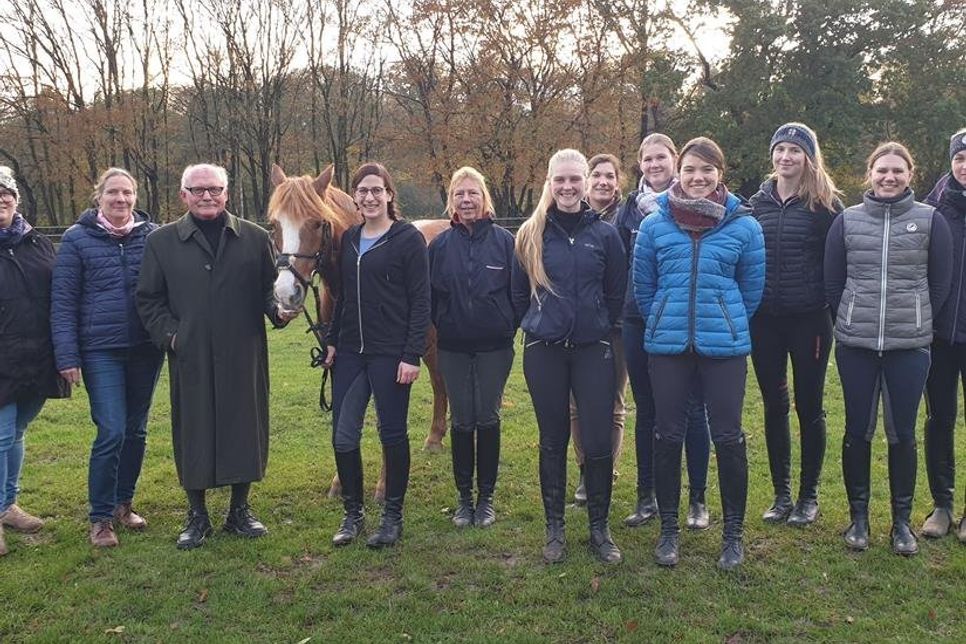 Teilnehmer: Merle Rahmann Drage, Barbara Fleischer Bornhöved, Jennifer Erbst Nesse, Swantje Lübke Gruberhagen, Alexandra Metzech Altratjensdorf, Merle Robohm Lippstadt, Marleen Boller Darry/Panker, Annika Heitmann Norderstedt, Ronja Siemßen Hamburg, neben dem Pony Kimba Rolf-Heinrich Haar Lehrgangsleiter, Sarah Höß Trainer B, Heide Heidbüchel Trainer A (v. lks.).