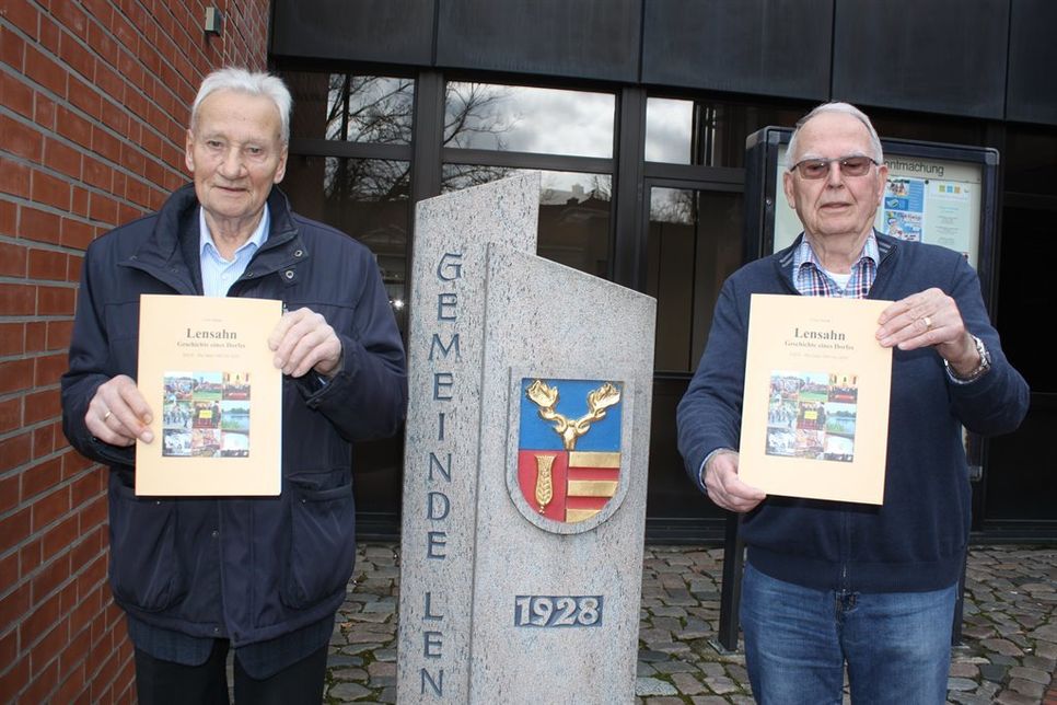 Stellten das neue Werk vor: Bürgervorsteher Rolf Schröder (lks.) und Gemeindearchivar Uwe Stock.