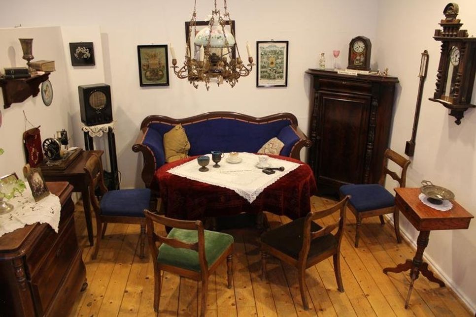 Wer sein Frühstück mitbringt, kann dies stilvoll in der guten Stube des Dorf- und Schulmuseums wie vor 100 Jahren genießen. Bis zehn Uhr muss das Museum wieder verlassen werden.