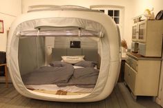 Der futuristisch gestaltete „sleep Cube“ von Sleeperoo steht im Dorf- und Schulmuseum Schönwalde neben dem Küchenbuffet aus den 1950er Jahren direkt am Eingang und ist Ausgangspunkt für eine ganz persönliche Zeitreise ins ausgehende 19. Jahrhundert.