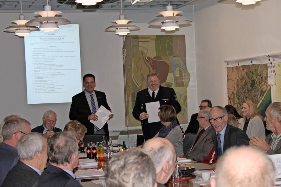 Der neue Ortswehrführer Frank Kuntz (re.) nahm die Ernennungsurkunde von Bürgermeister Mark Burmeister stolz entgegen.