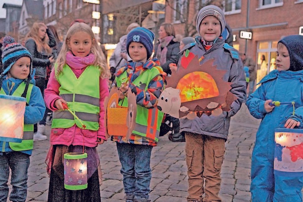 Nicht nur Sonne, Mond und Sterne trugen die Preetzer Kinder beim Laternelaufen stolz durch die Nacht. Auch leuchtende Igel, Pilze, Raben und Gespenster wurden von den kleinen Laternengängern durch die dunklen Straßen getragen.