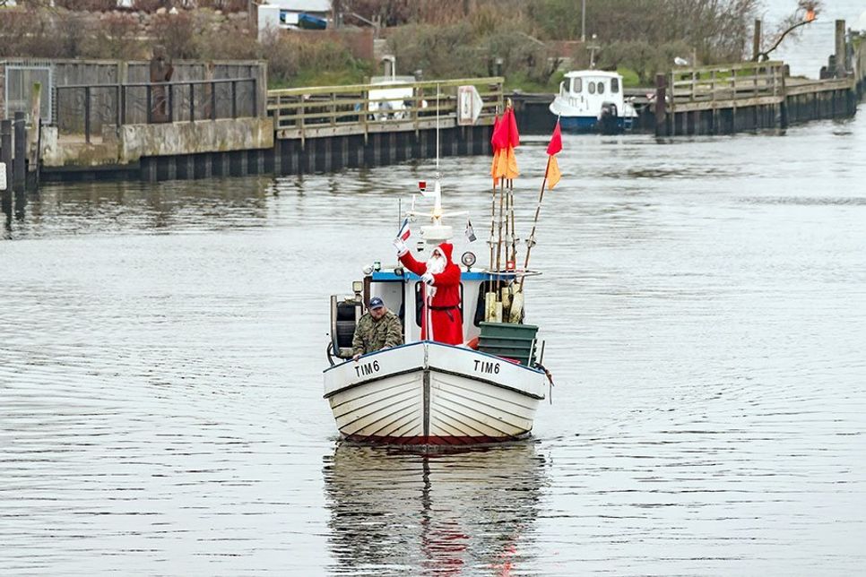 Täglich um 16 Uhr kommt der Weihnachtsmann per Kutter in den Niendorfer Hafen und verteilt Kleinigkeiten an die Kids. (Foto: TSNT)