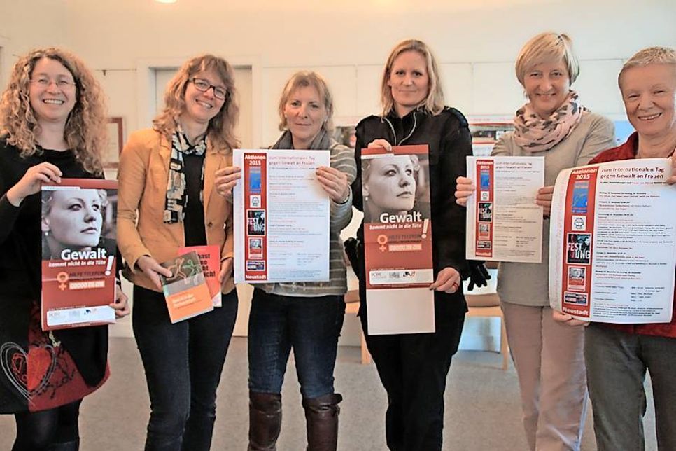 Natalia von Levetzow, Sabine Stryga, Andrea Rathjen, Iris Merz, Maeve Reichel und Heinke Hafemann (v. lks.) setzen sich gegen Gewalt an Frauen ein.