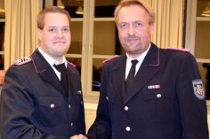 Bad Schwartaus Gemeindewehrführer Lars Wellmann (r.) gratuliert seinem neuen Stellvertreter Stephan Dreyer zur Wahl. (Foto: Stefan Setje-Eilers)