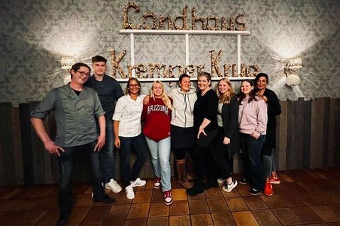 Ein Teil des Teams vom Landhaus Kremper Krug mit Janett Würrer (3. v. lks.).