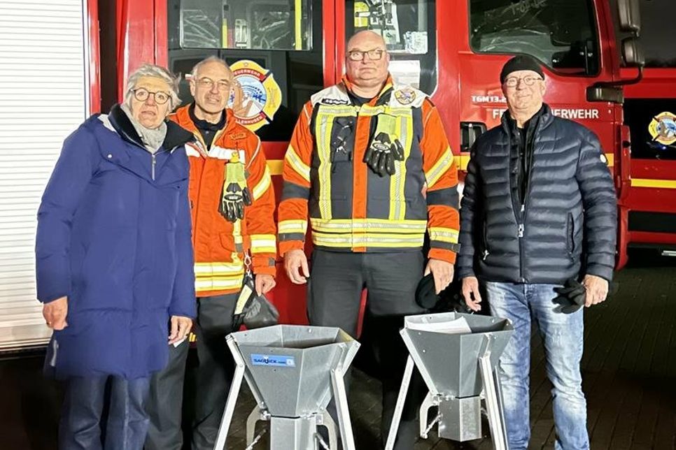 Bei der Übergabe anwesend waren der 1. Vorsitzende der FWK, Herwart Langmaack, Gemeindewehrführer Hans-Werner Landschoof, stellvertretender Gemeindewehrführer Bernd Bader sowie die 2. Vorsitzende der FWK, Gabriele Bossmann (v. re.).