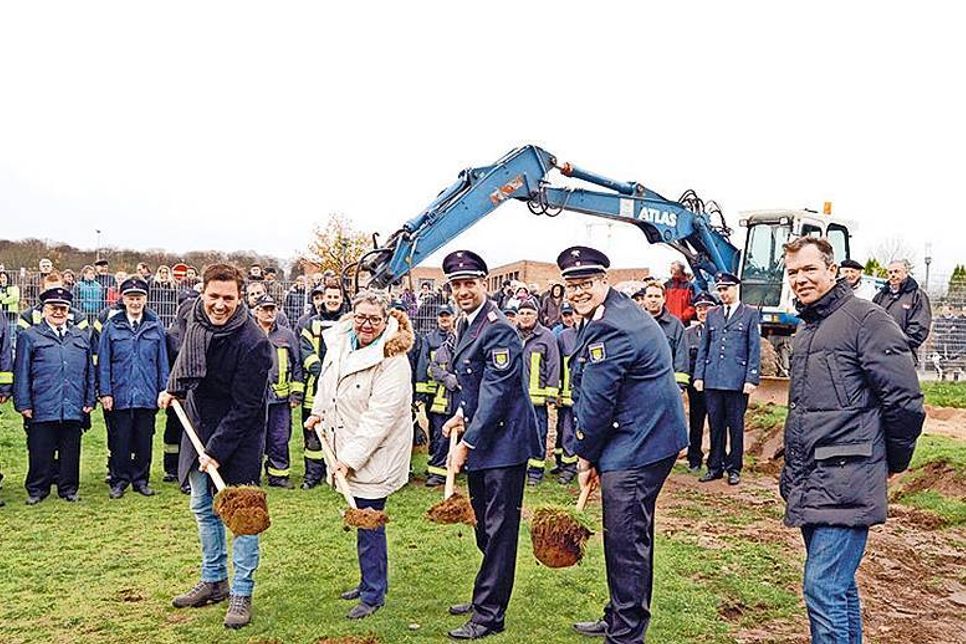 Erster Spatenstich mit  Ratekaus Bürgermeister Thomas Keller (v.l.), Bürgervorsteherin Gabriele Spiller, Wehrführer Markus Thiel und Gemeindewehrführer Dennis Puls.