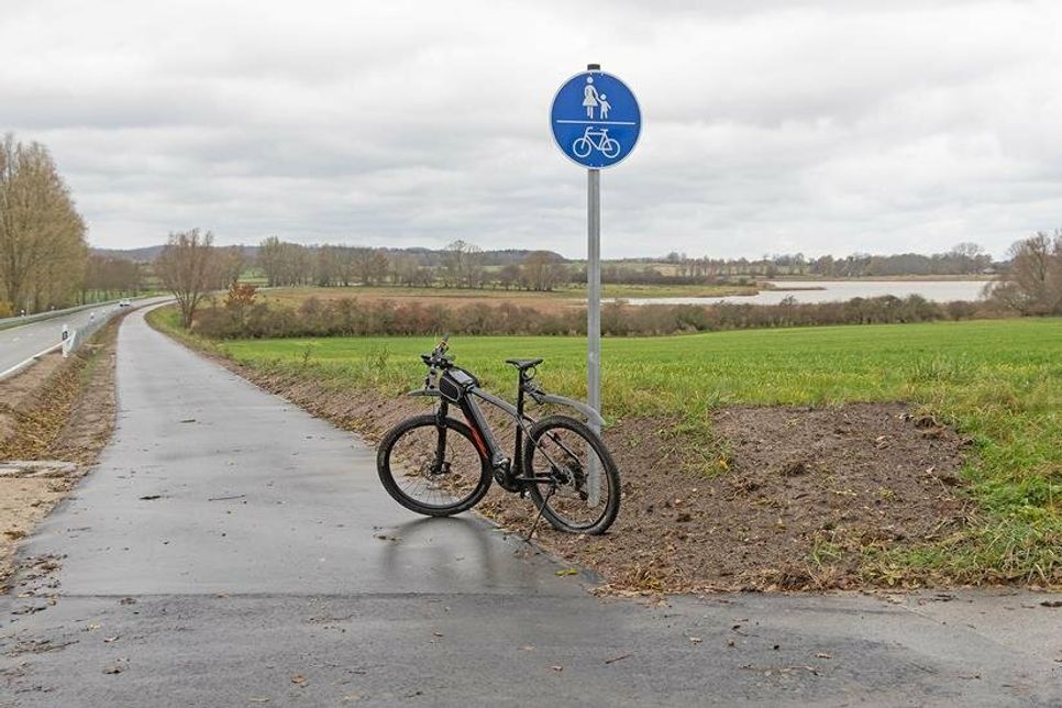 Der neue Fahrrad- und Wanderweg an der Kreisstraße 45 ist fertiggestellt. Er ist Teil des geplanten Rundwegs mit viel Erlebnispotential für Groß und Klein.