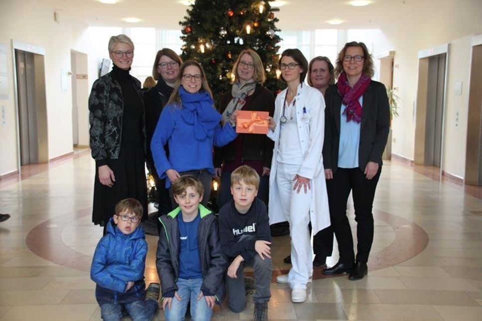 Aus Neustadt für Neustadt: Auch in diesem Jahr bereitete die Schön Klinik der Kinder-Uni mit einer Spende eine Freude.