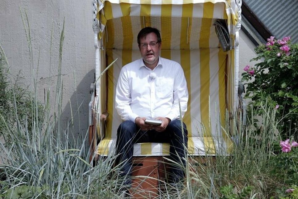 Pastor Knut Nippe aus Pelzerhaken bei den Dreharbeiten (Foto: KKOH/Tostmann).