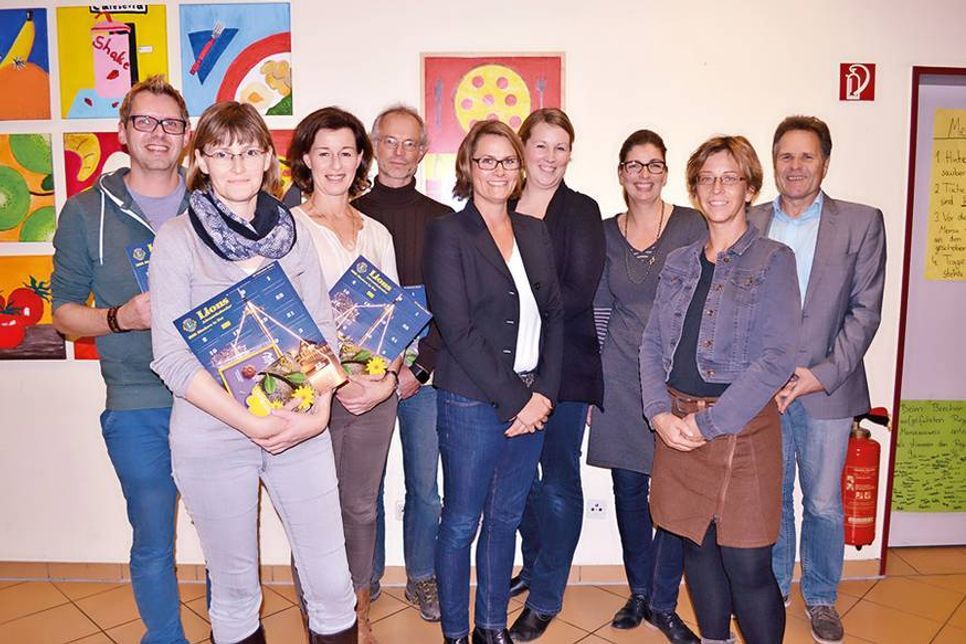 Der neue Vorstand (rechts) verabschiedete sich beim alten Vorstand mit einem Präsent. Schulleiter Hans Georg Rath (ganz rechts) freut sich über das Fortbestehen des Fördervereins. (Foto: René Kleinschmidt)