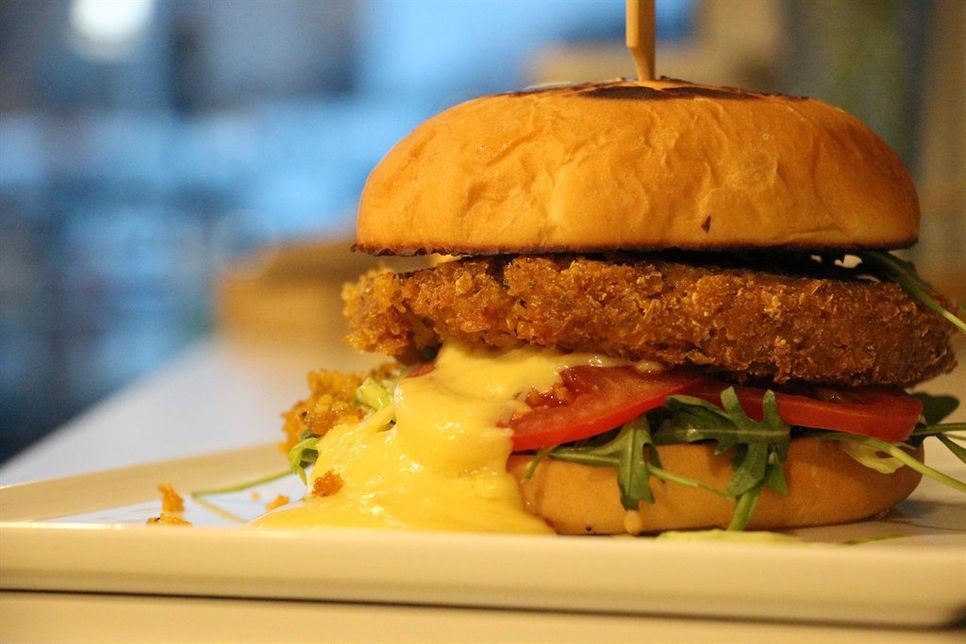 Der vegane Burger steht der konventionellen Variante in nichts nach.