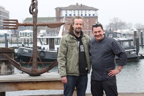 Peter Fallgatter (re.) und Kochkollege Lutz Rickmann haben gemeinsam den veganen Burger entwickelt.