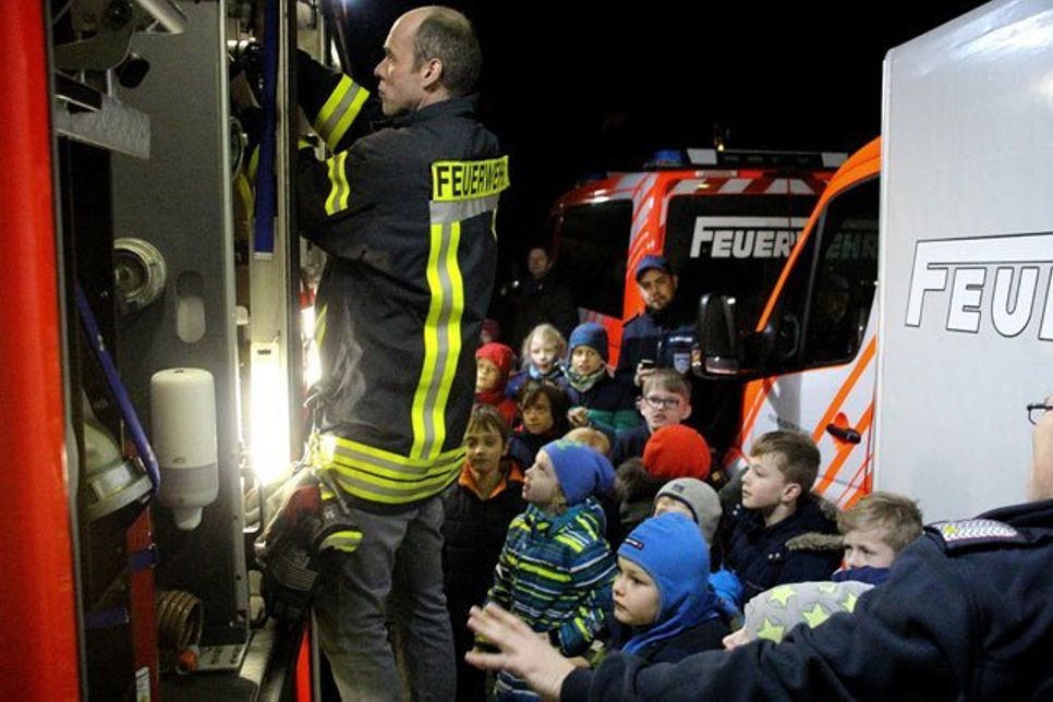Oliver Greve (r.) erklärt die Ausrüstung der Fahrzeuge.