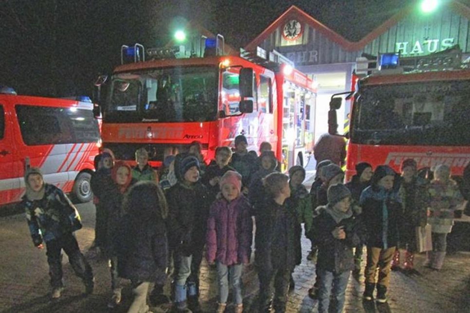 Die Kleinsten vor den Feuerwehren.