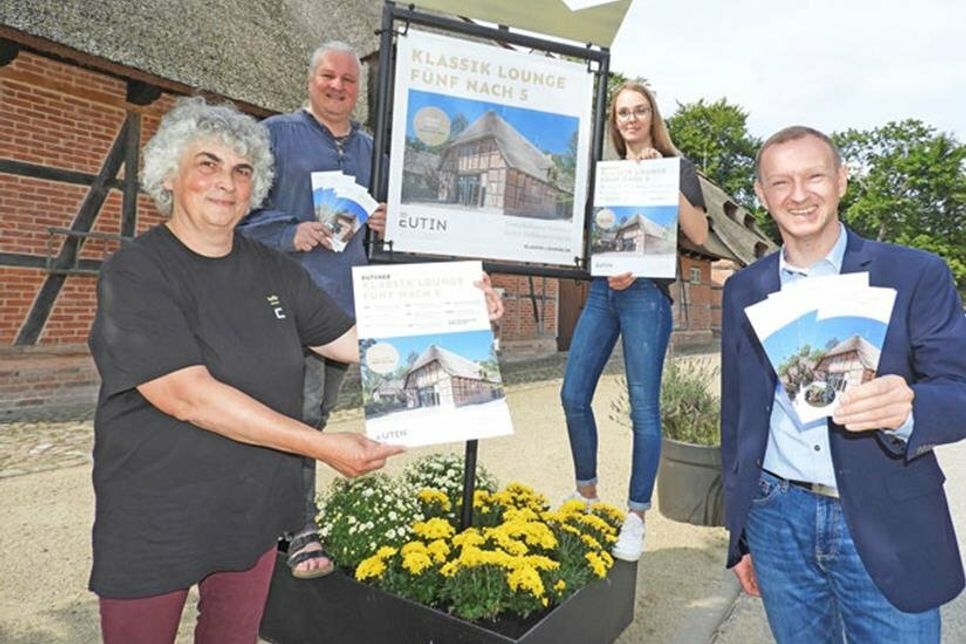 „Es ist Zeit, neue Bereiche zu erobern!“ - Veranstaltungsmitarbeiterin Eva Staege (Eutin GmbH), Martin Karl-Wagner, angehende Veranstaltungskauffrau Nathalie Haack (Eutin GmbH) und Geschäftsführer Michael Keller (Eutin GmbH) freuen sich auf „Klassik Lounge nach 5“.