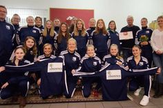 Hasselburg. Neue Trainer - neue Trainingsanzüge. Zum Start der Saison 2022/2023 konnten die Fußballdamen des BCG Altenkrempe ein neues, hoch motiviertes Trainerteam für sich gewinnen. Somit stand auch fest, dass neue Trainingsanzüge her mussten. Mit viel Glück konnten die Mädels das Umzugsunternehmen RR Logistics aus Neustadt für sich gewinnen. Der Geschäftsführer Rolf Roggensack unterstützt die Damenmannschaft mit einer großzügigen Spende, sodass ein Satz neuer Trainingsanzüge angeschafft werden konnte. Mit Pralinen und einem Blumenstrauß bedankte sich die Mannschaft für die Unterstützung. (red)