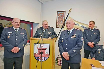 Horst Stüwe, Gruppenführer der Reserveabteilung, verabschiedete die Oberlöschmeister Klaus Boll (l.) und Edgar Lohr von der Reserve- in die Ehrenabteilung.