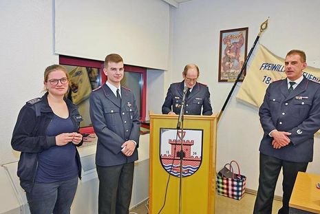 Lena von Brocke und Kilian Schröder wurden vom stellvertretenden Wehrführer Rüdiger Stramm für ihr 10-jähriges Engagement in der Einsatzabteilung geehrt.