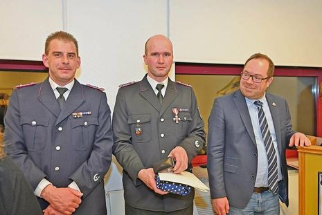 Das Brandschutzehrenzeichen des Landes Schleswig-Holstein in Silber am Bande für 25 Jahre aktiven Dienst erhielten Wehrführer Jan Lörchner (v. l.) und Hauptlöschmeister Karsten Fey (rechts Bürgervorsteher Thure Koll).
