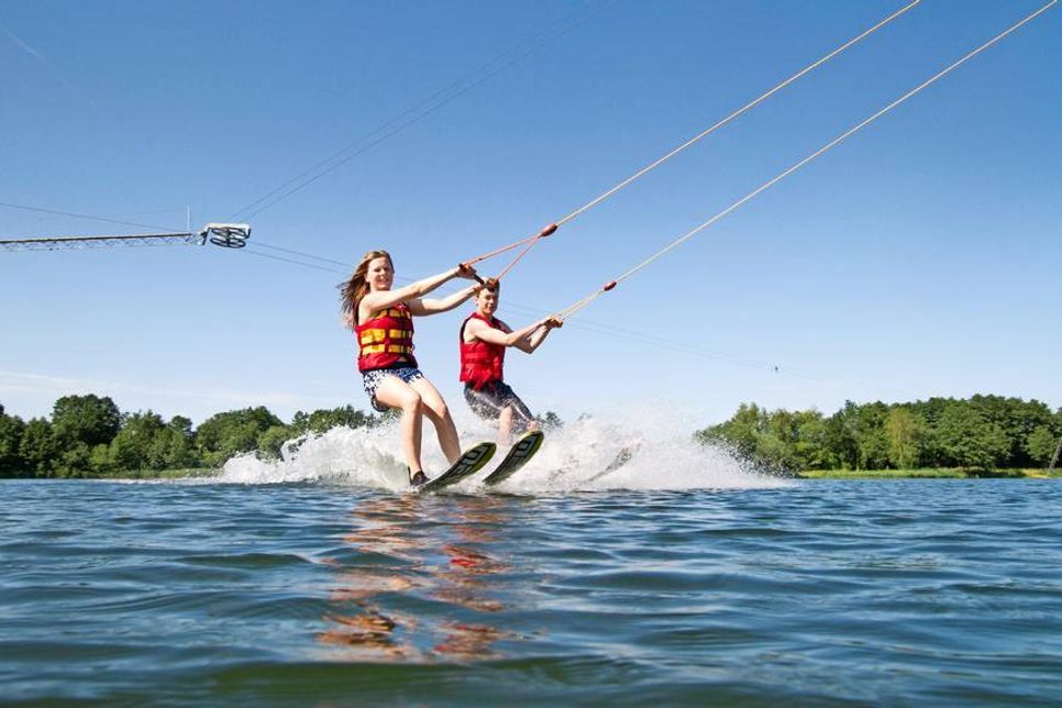 Der Wasserski & Wakeboardpark mit seinen drei Wasserskibahnen garantiert gleichermaßen für Anfänger und Fortgeschrittene eine berauschende Wassersause.
